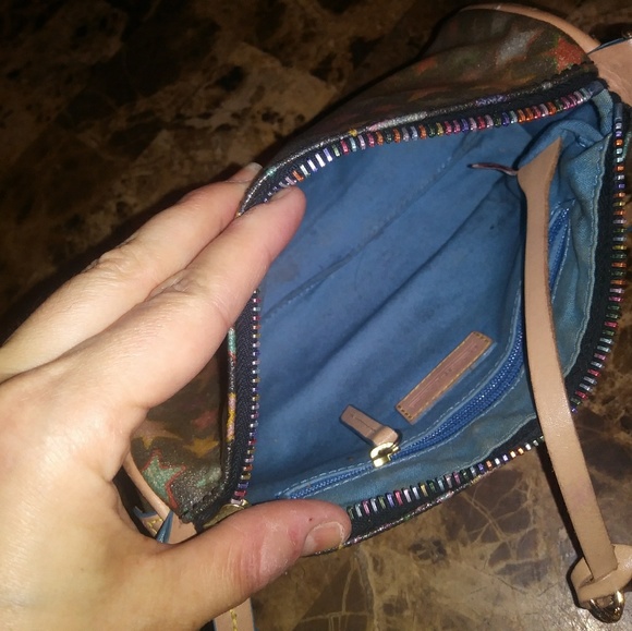 Adorable Dooney and Bourke mini bag - Picture 3 of 3